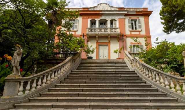 Bari, quell'armoniosa dimora circondata da un monumentale giardino:  Villa Sbis 